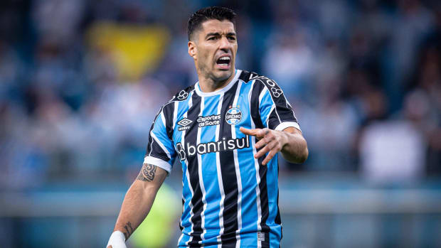Luis Suarez playing for Gremio.